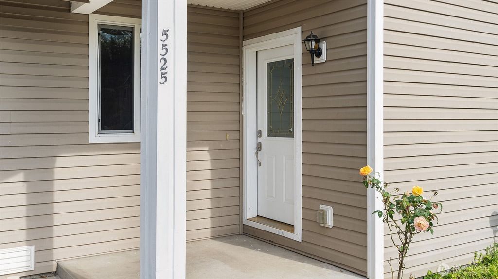 Photo of 5525 Glenwood Avenue, Everett, WA 98203 (MLS # 2421181)