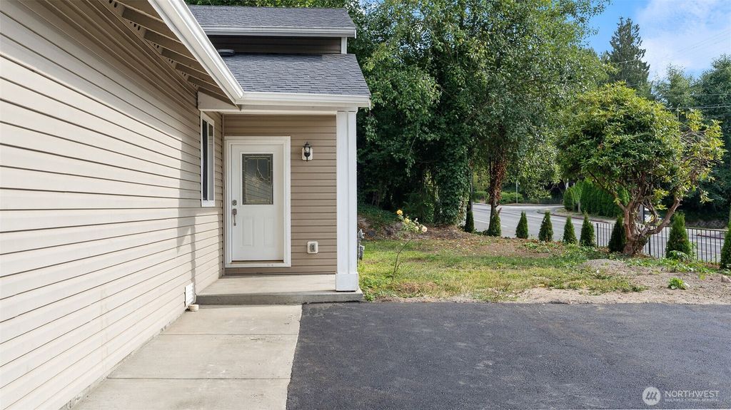 Photo of 5525 Glenwood Avenue, Everett, WA 98203 (MLS # 2421181)