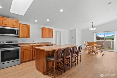 Photo of 715 NE Hilltop Avenue, Quincy, WA 98848 (MLS # 2499809)