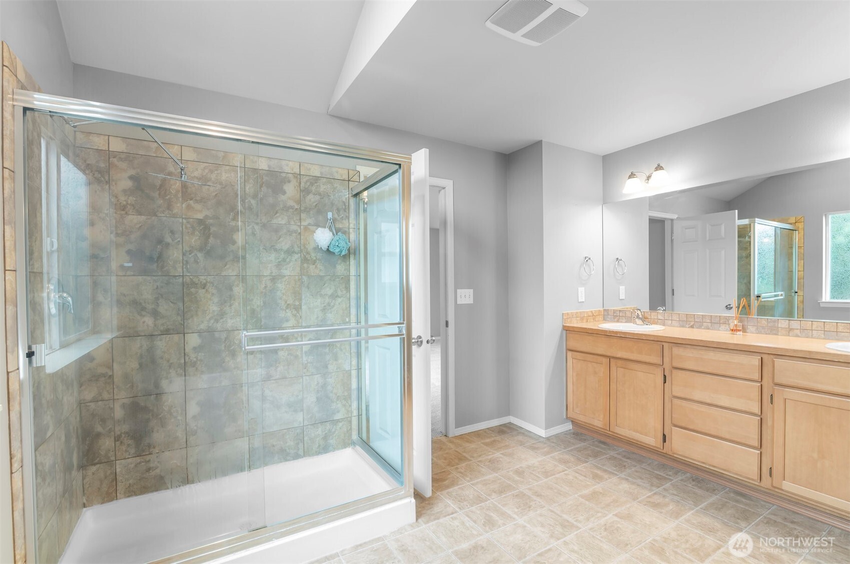 Lynnwood, Washington 98087, United States, 4 Bedrooms Bedrooms, ,3 BathroomsBathrooms,Residential,Active,191223