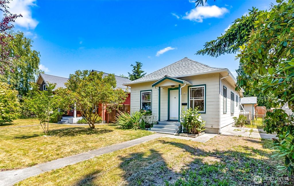 Photo of 1823 Rainier Avenue, Everett, WA 98201 (MLS # 2404826)