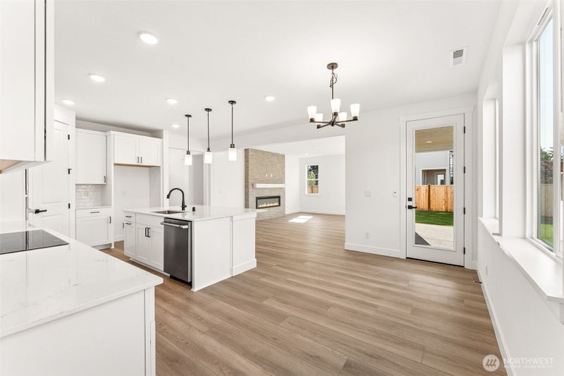 2216 Oak Court 3