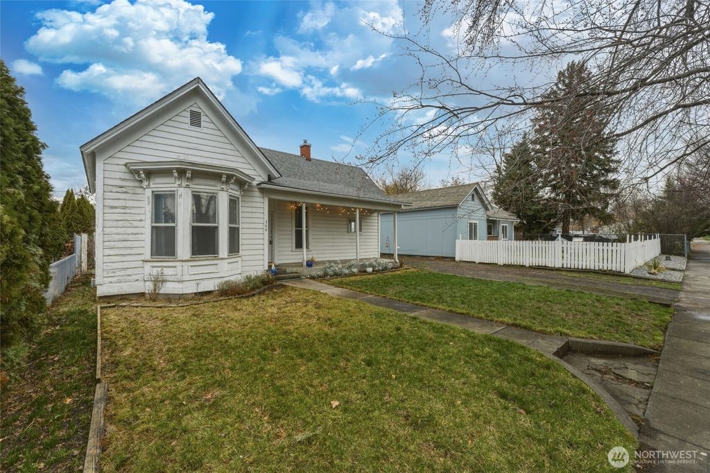 Photo of 309 E Cherry Street, Walla Walla, WA 99362 (MLS # 2488843)
