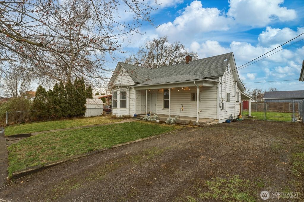 Photo of 309 E Cherry Street, Walla Walla, WA 99362 (MLS # 2488843)