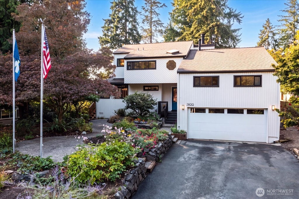 Photo of 7400 NE 118th Place, Kirkland, WA 98034 (MLS # 2573792)