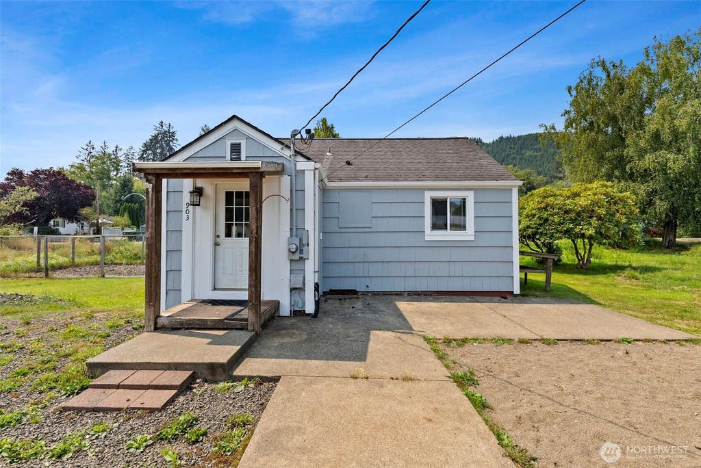 Photo of 903 Howard Street, Raymond, WA 98577 (MLS # 2564176)