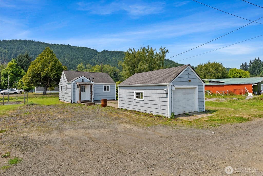 Photo of 903 Howard Street, Raymond, WA 98577 (MLS # 2564176)