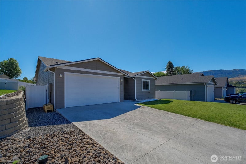 1133 S New Oak Lane