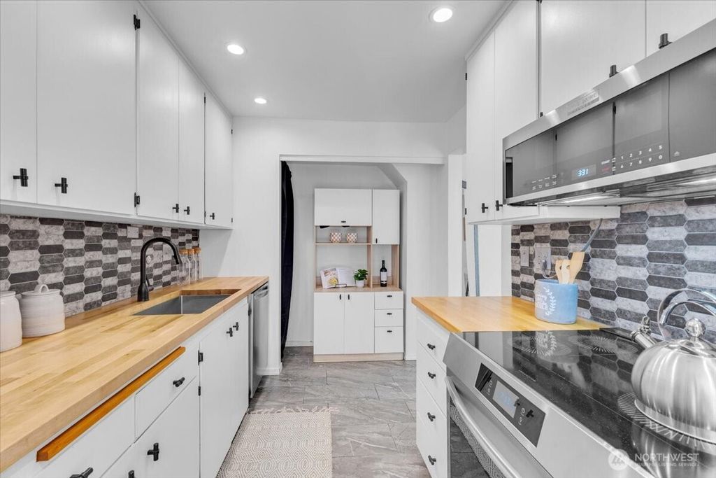 Photo of 654 W Olympic Place #101, Seattle, WA 98119 (MLS # 2453173)