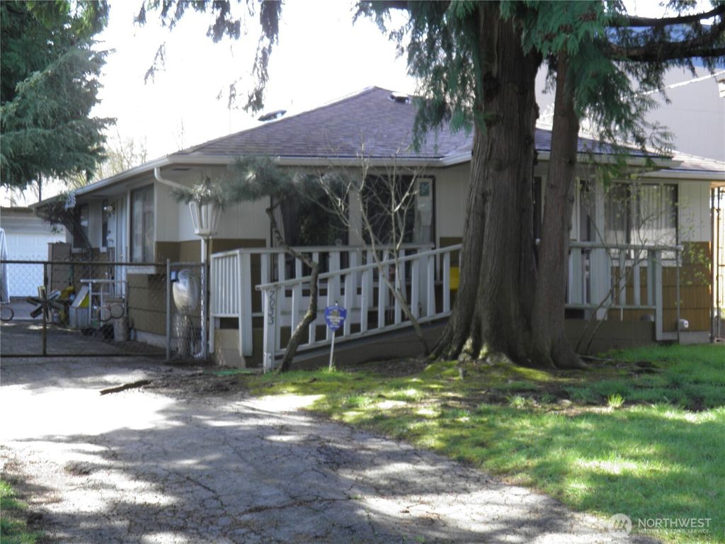 Photo of 7033 S 116th Place, Seattle, WA 98178 (MLS # 2492902)