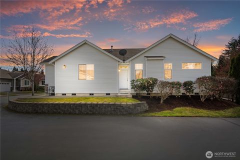 Photo of 814 10th Street SE, Puyallup, WA 98372 (MLS # 2499932)
