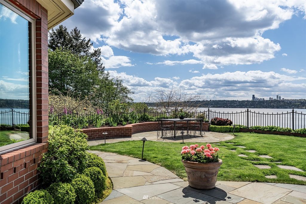 Photo of 2307 Evergreen Point Road, Medina, WA 98039 (MLS # 1971635)