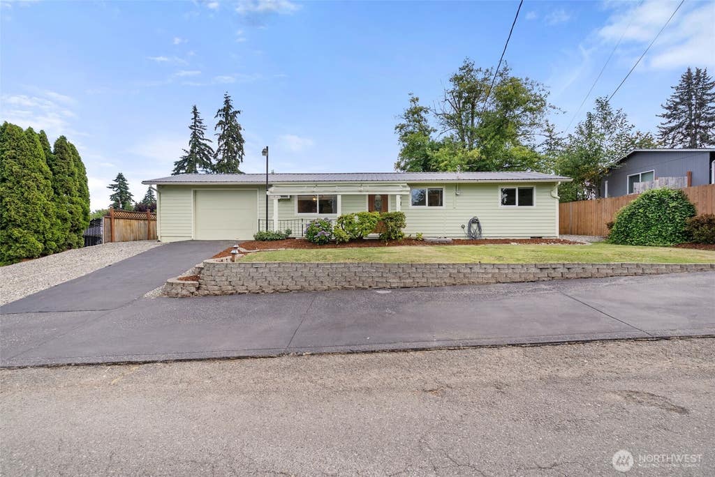 Photo of 11833 SE 272nd Place, Kent, WA 98030 (MLS # 2552079)