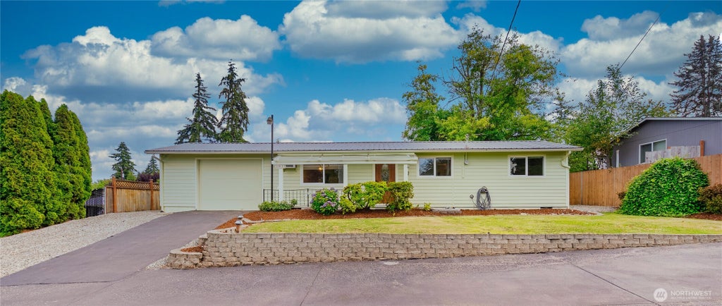 Photo of 11833 SE 272nd Place, Kent, WA 98030 (MLS # 2552079)