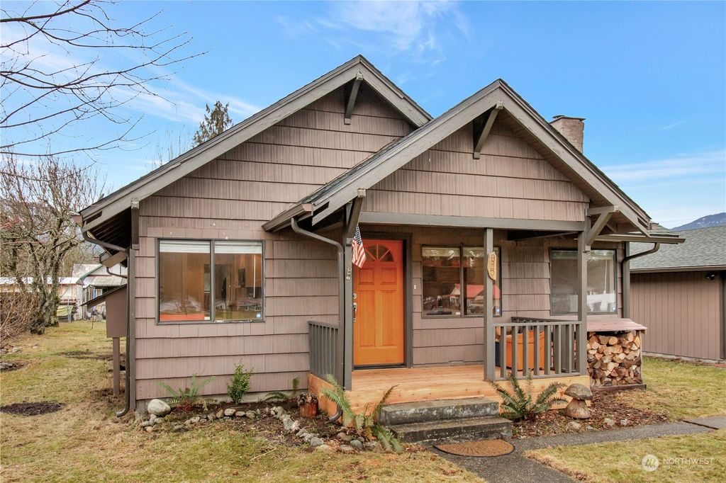 Photo of 845 Givens Ave Ave, Darrington, WA 98241 (MLS # 2192129)