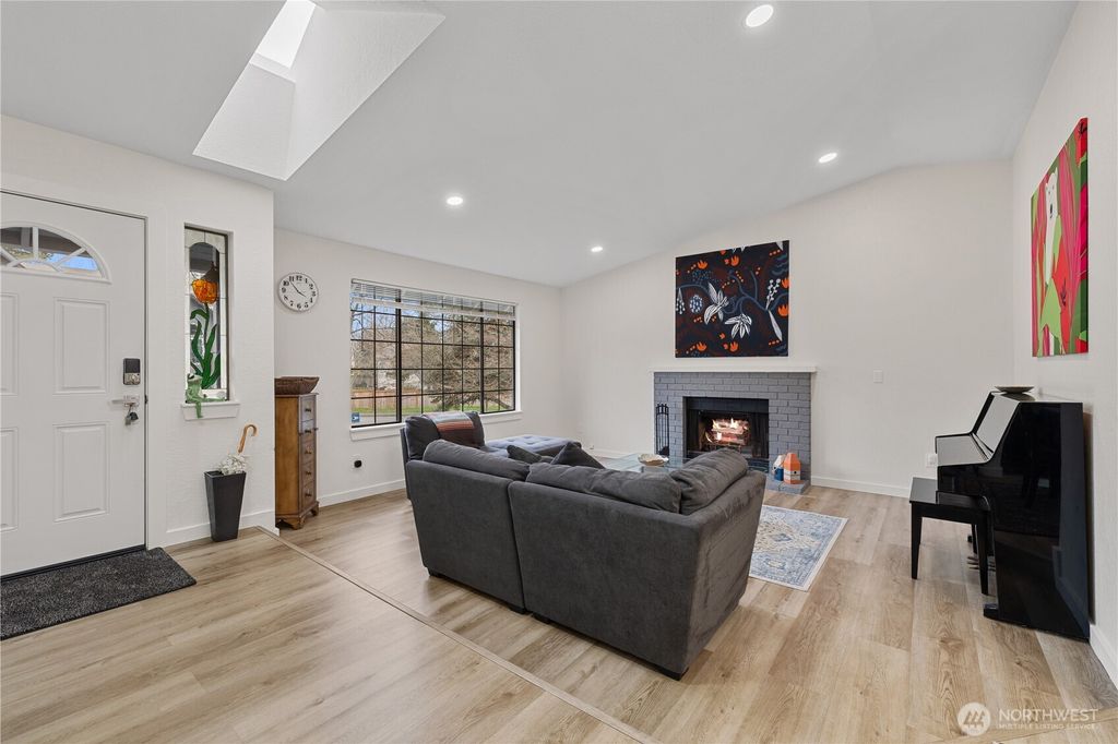 Photo of 1112 S 23rd Street, Renton, WA 98055 (MLS # 2490741)