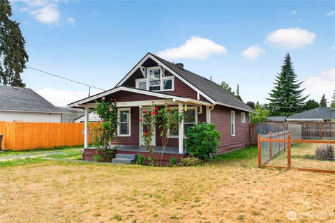 Photo of 520 12th Street SE, Puyallup, WA 98372 (MLS # 2576979)