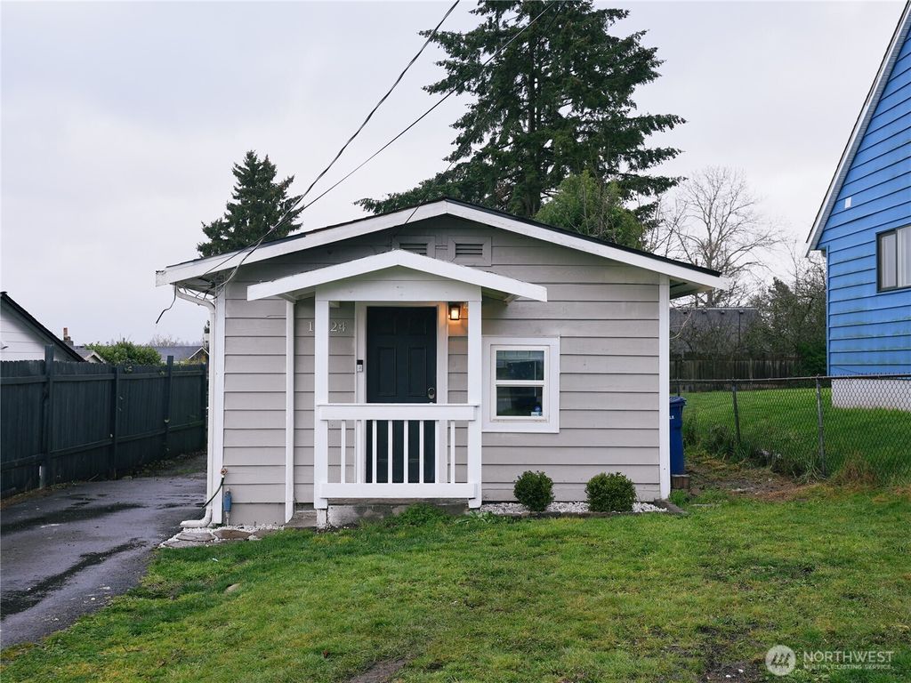 Photo of 11824 25th Avenue S, Burien, WA 98168 (MLS # 2345063)