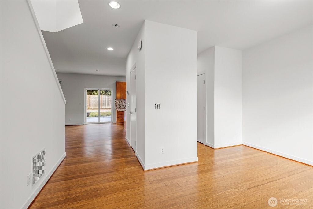 Photo of 422 SW 124th Street, Burien, WA 98146 (MLS # 2331908)