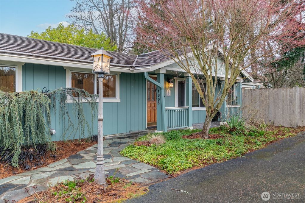 Photo of 1306 SW 160th Street, Burien, WA 98166 (MLS # 2473084)