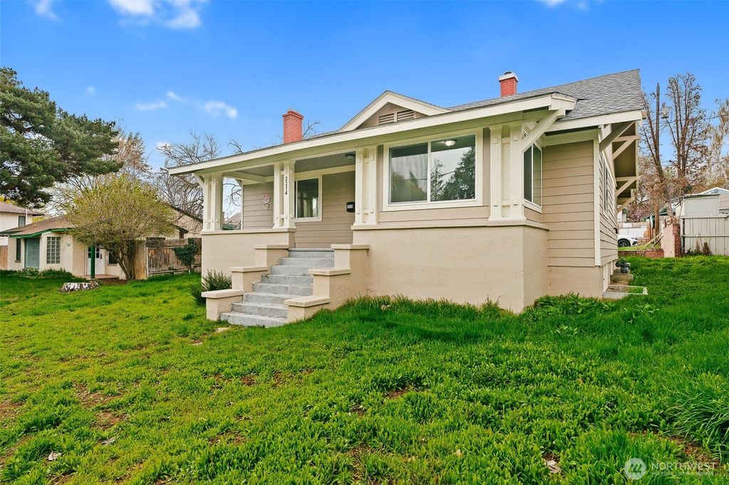 Photo of 2214 Summitview Avenue, Yakima, WA 98902 (MLS # 2505646)