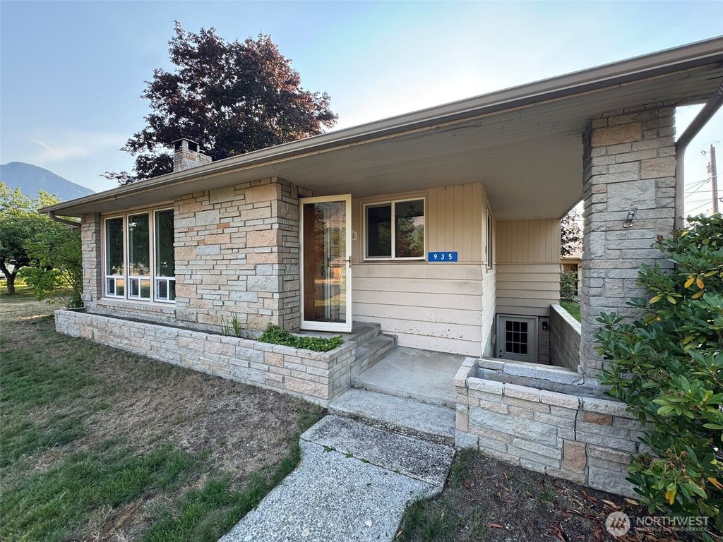 Photo of 935 Madison Avenue, Darrington, WA 98241 (MLS # 2426387)