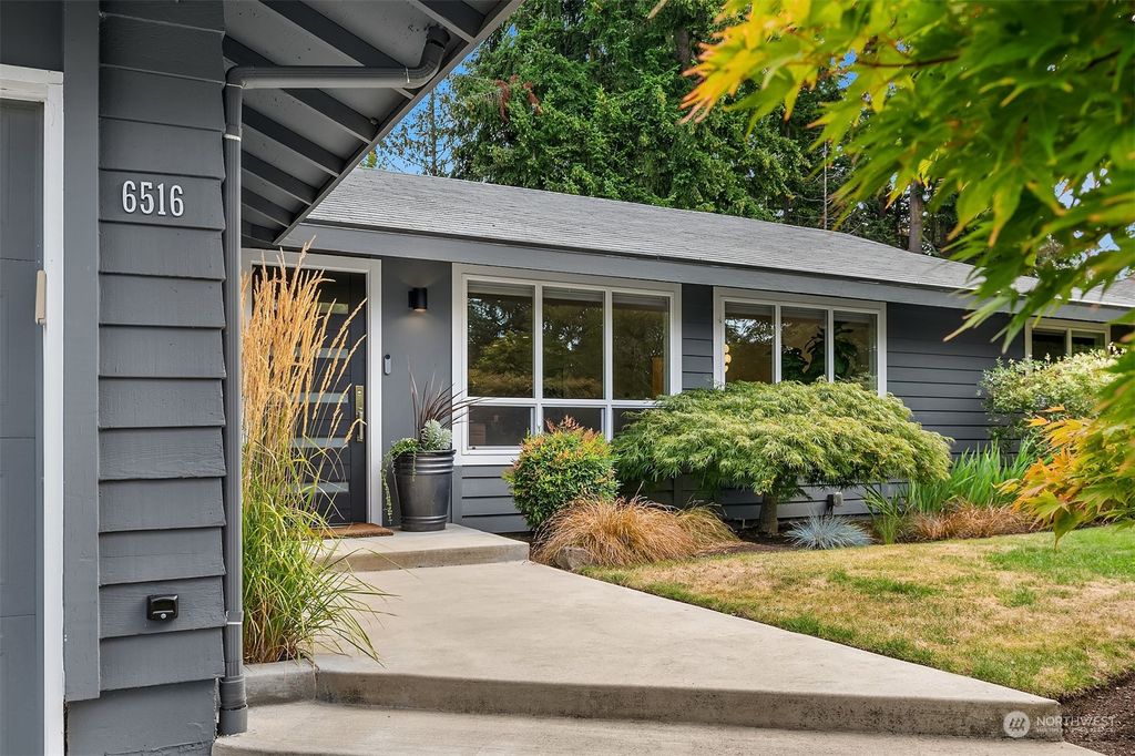 Photo of 6516 121st Place SE, Bellevue, WA 98006 (MLS # 2280029)