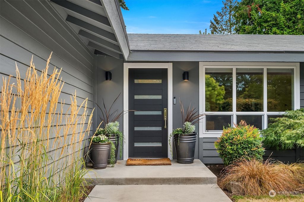 Photo of 6516 121st Place SE, Bellevue, WA 98006 (MLS # 2280029)
