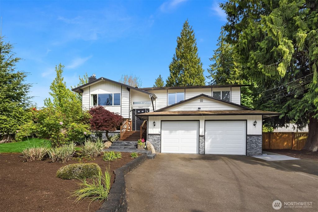 Photo of 13421 Beverly Park Road, Lynnwood, WA 98087 (MLS # 2375701)