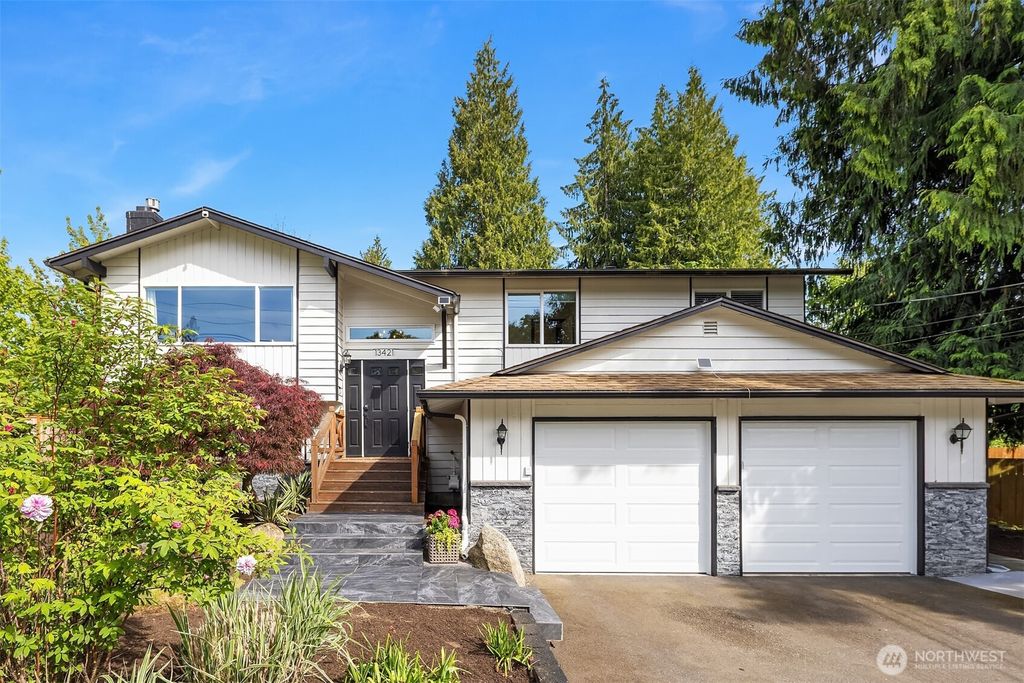 Photo of 13421 Beverly Park Road, Lynnwood, WA 98087 (MLS # 2375701)