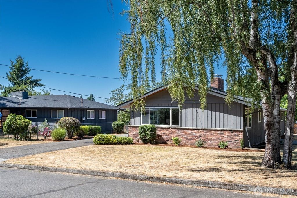 Photo of 1019 E Hemlock Street, Kent, WA 98030 (MLS # 2409161)