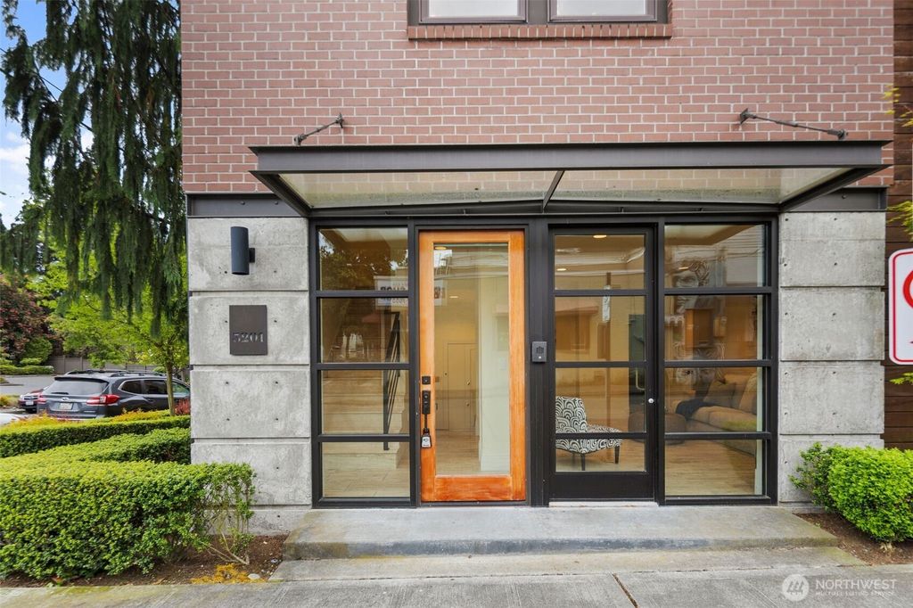 Photo of 3201 W Lynn Street, Seattle, WA 98199 (MLS # 2226421)
