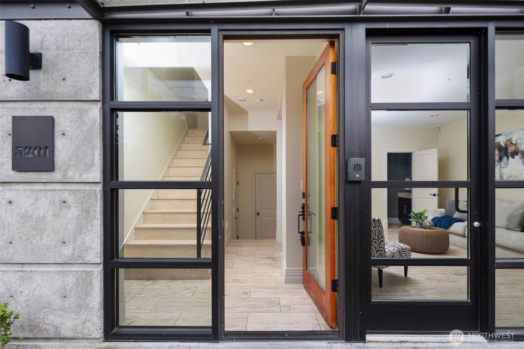 Photo of 3201 W Lynn Street, Seattle, WA 98199 (MLS # 2226421)