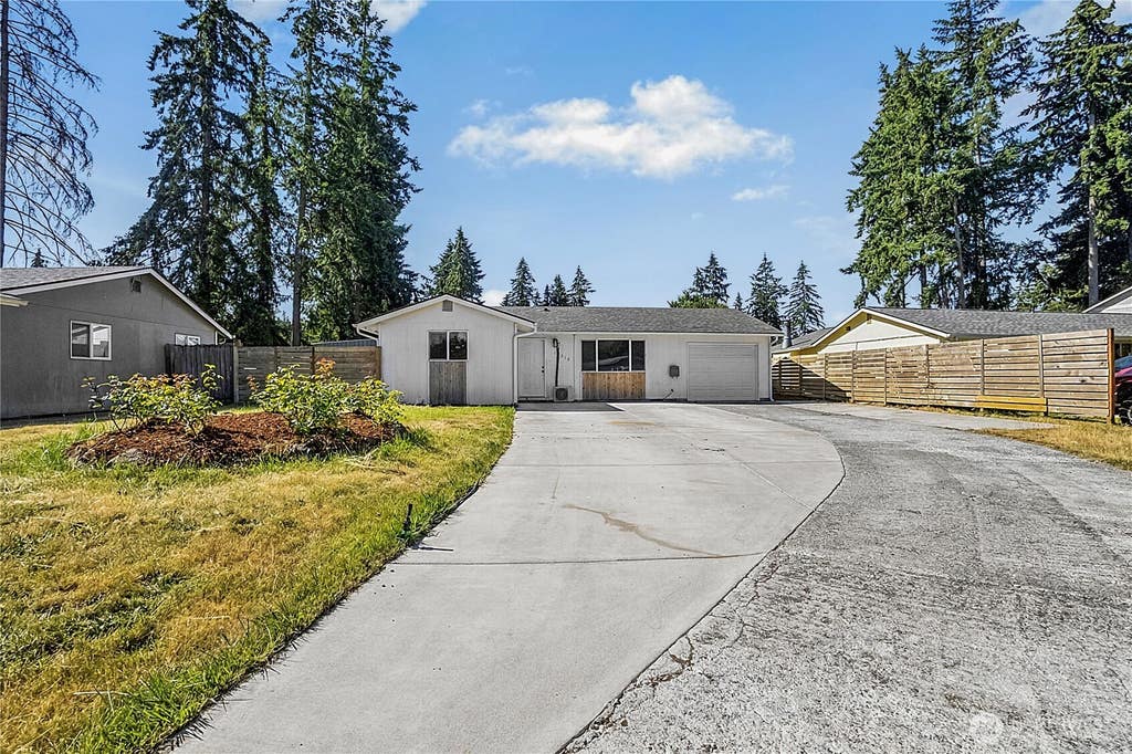 Photo of 12318 114th Avenue E, Puyallup, WA 98374 (MLS # 2554216)