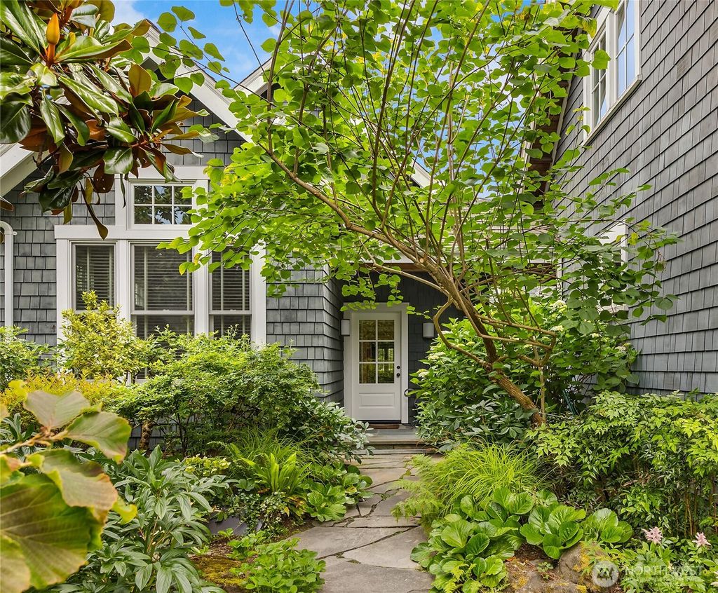 Photo of 5219 55th Avenue NE, Seattle, WA 98105 (MLS # 2494987)