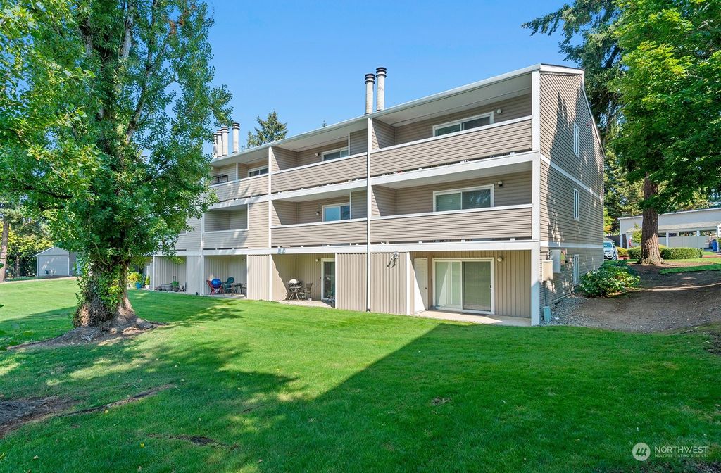 Photo of 12423 NE 131st Court #E-205, Kirkland, WA 98034 (MLS # 2280095)