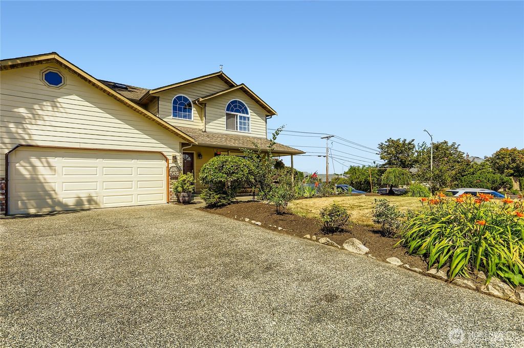 Photo of 11305 31st Place NE, Lake Stevens, WA 98258 (MLS # 2407115)