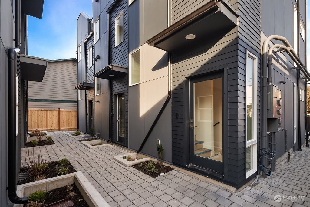 Photo of 913 28th Avenue S #D, Seattle, WA 98144 (MLS # 2060130)