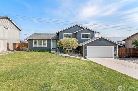 Photo of 395 Saddlehorn Avenue, Wenatchee, WA 98801 (MLS # 2398712)