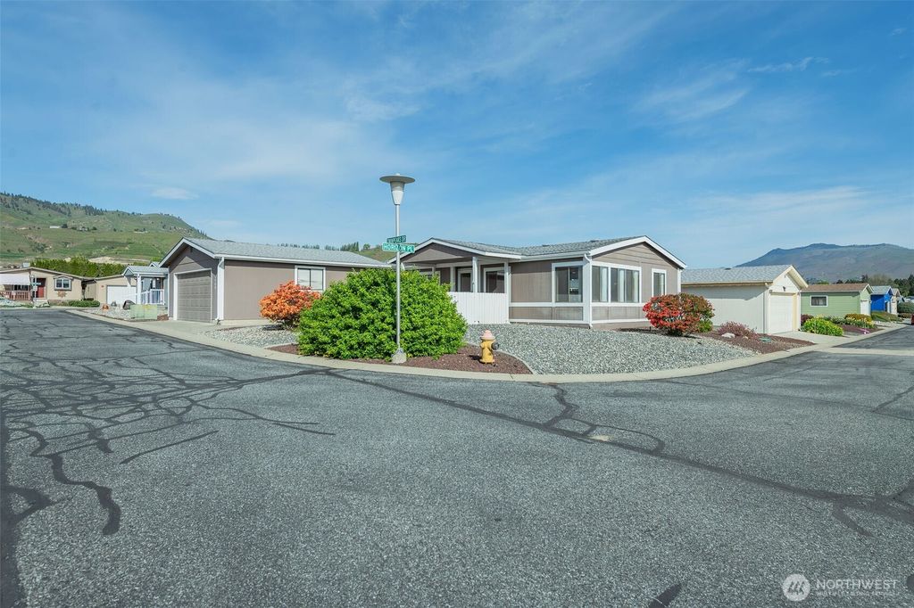 Photo of 1706 Twin Peaks Drive #83, Wenatchee, WA 98801 (MLS # 2511202)