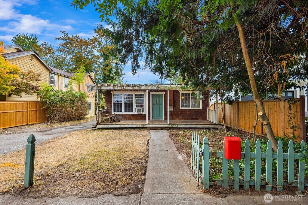 Photo of 440 26th Avenue E, Seattle, WA 98112 (MLS # 2587693)