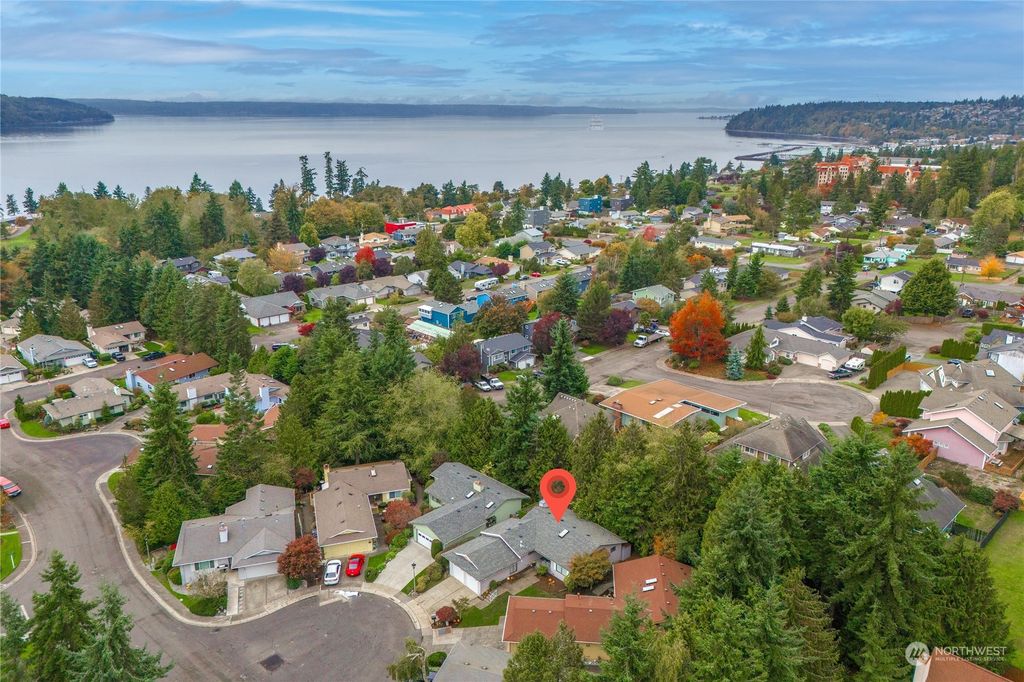 Photo of 1112 S 244th Place, Des Moines, WA 98198 (MLS # 2173129)