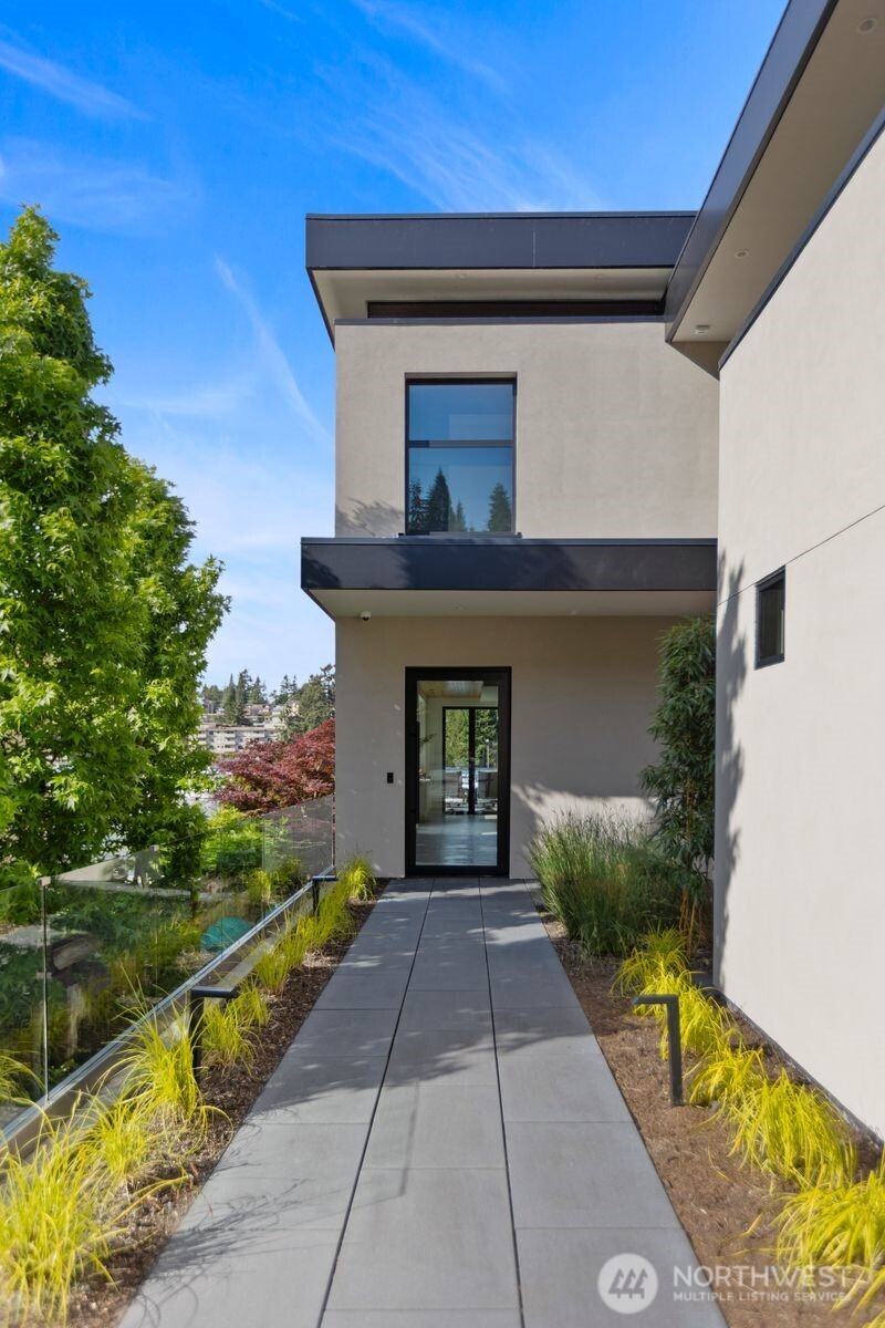 9810 SE Shoreland Drive