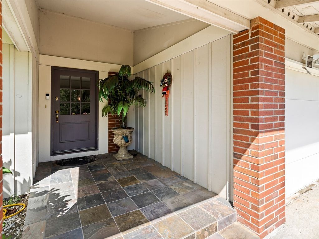 Photo of 32416 29th Avenue SW, Federal Way, WA 98023 (MLS # 2527688)