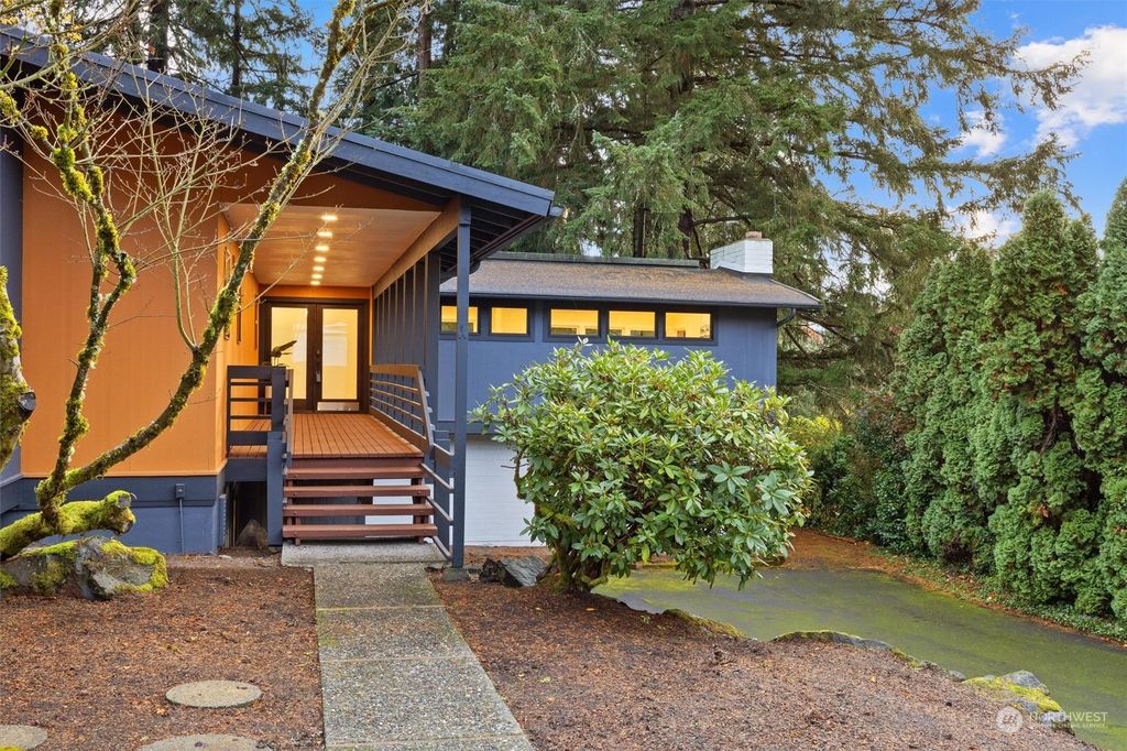 Photo of 4013 NE 186th Street, Lake Forest Park, WA 98155 (MLS # 2310932)