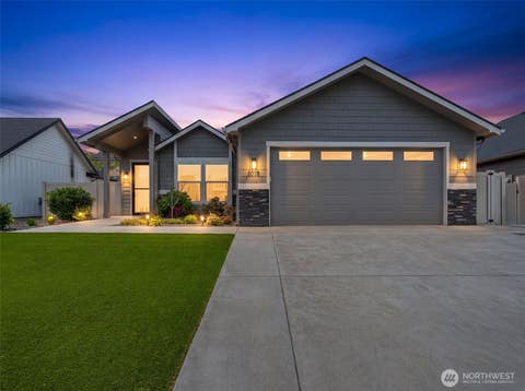 Photo of 1018 Racine Springs Drive, Wenatchee, WA 98801 (MLS # 2555437)