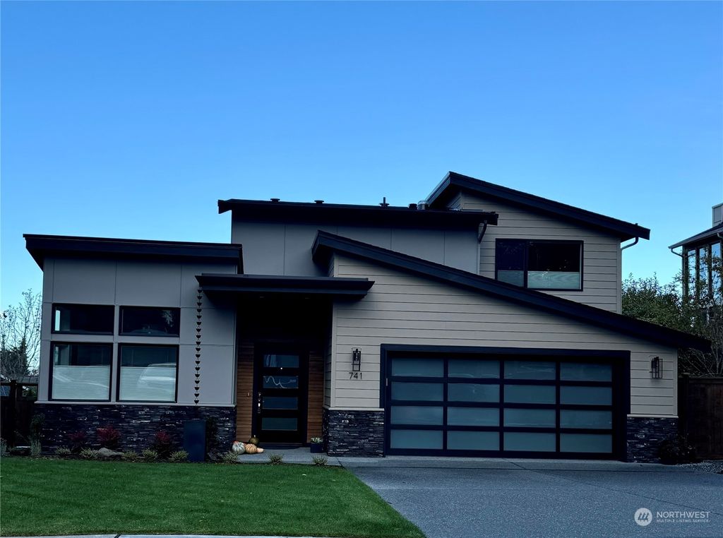 Photo of 741 Aloha Street, Edmonds, WA 98020 (MLS # 2307830)