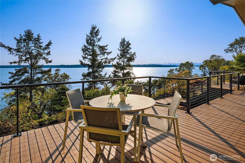 Photo of 12139 Shorewood Drive SW, Burien, WA 98146 (MLS # 2365051)
