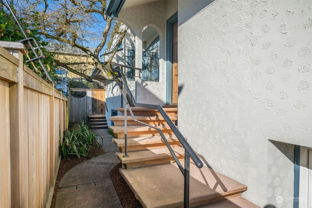 Photo of 2256 NE 62nd St St, Seattle, WA 98115 (MLS # 2211931)