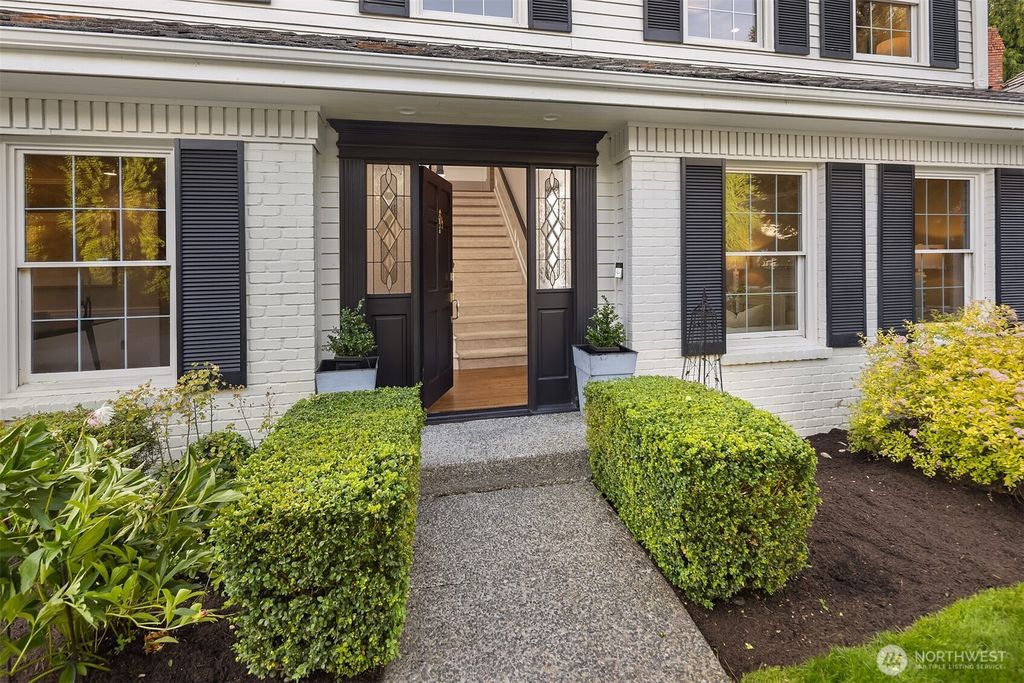 Photo of 4639 241st Avenue SE, Sammamish, WA 98029 (MLS # 2391907)